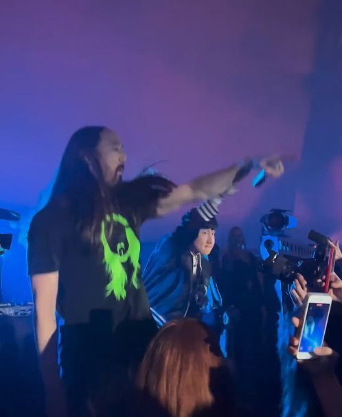 林俊杰确诊新冠后情绪起伏，美国演出不戴口罩引关注，经纪人回应健康状况与演出详情